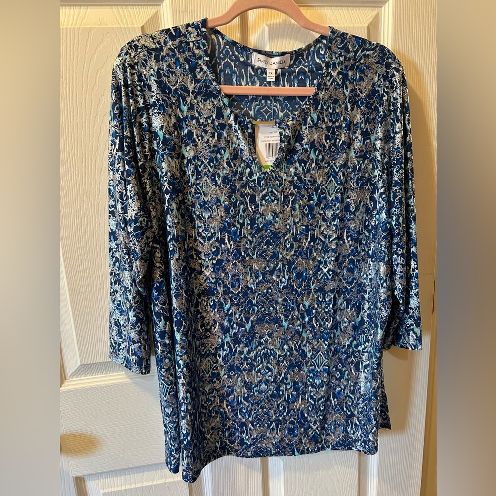 Emily Daniels 1X Blue & Silver Patterned Blouse with Keyhole NWT